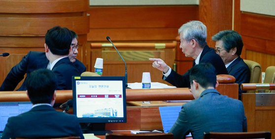 이상민 행정안전부 장관 탄핵심판 2회 변론이 열린 23일 서울 종로구 헌법재판소에서 이 장관 측 윤용섭, 이진만 변호사가 대화하고 있다. 뉴스1