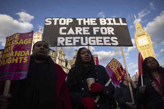 친(親) 이민 운동가들이 정부의 반이민 정책에 반대 시위를 벌이고 있다. EPA=연합뉴스