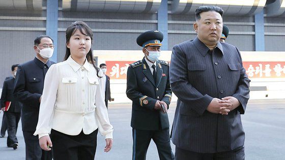 북한 노동당 기관지 노동신문은 지난달 19일 김정은 총비서가 전날 국가우주개발국을 현지지도했다고 보도했다. 김 총비서의 딸 김주애는 현장에 함께 동행했다. 김 총비서는 ″4월 현재 제작완성된 군사정찰위성 1호기를 계획된 시일 안에 발사할 수 있도록 비상설위성발사준비위원회를 구성하고 최종 준비를 다그쳐 끝내라″라고 했다고 신문은 전했다. 노동신문