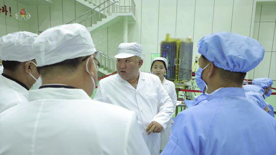 김정은 국무위원장이 지난 16일 비상설 위성발사준비위원회 사업을 현지지도하고 있다. 29일 북한은 31일 0시부터 다음 달 11일 0시 사이에 위성을 발사할 예정이라고 밝혔다. [조선중앙TV 캡처]