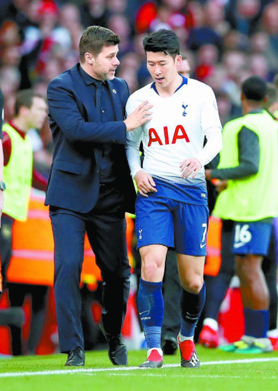 토트넘 시절 애제자였던 손흥민(오른쪽)을 첼시로 데려와 공격진을 보강하는 시나리오도 실현 가능하다. 포체티노 감독은 손흥민이 프리미어리그 무대에서 월드클래스로 성장하는 과정에 핵심적인 역할을 한 인물로 여겨진다. 로이터=연합뉴스