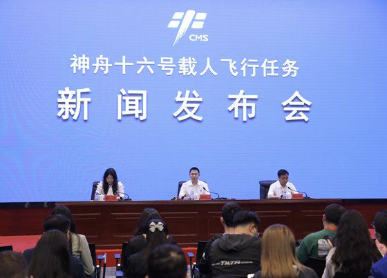 지난 29일 중국 서부 간쑤성 주취안 위성발사센터에서 린시창(林西强, 가운데) 유인우주공정 판공실 부주임이 우주정거장 완성에 이어 오는 2030년 유인 달 탐사 프로젝트가 본격 시행에 들어갔다고 밝혔다. 신화=연합뉴스