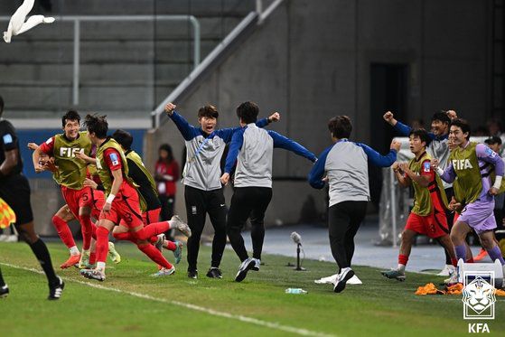 김은중 감독이 이끄는 U-20 월드컵 대표팀이 2일(한국시간) 에콰도르전 승리로 2회 연속 8강 진출을 확정한 뒤 환호하고 있다. 사진 대한축구협회