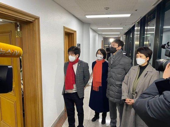 지난해 3월 5일 밤 '소쿠리 투표' 관련해 선관위 과천청사를 항의방문 중인 국민의힘 의원들. 왼쪽부터 유경준·이영·김웅·김은혜 의원. 국민의힘