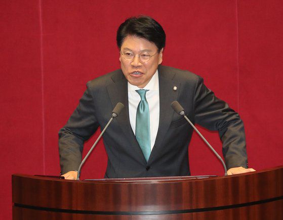 지난달 30일 국회 과학기술정보방송통신위원장으로 선출된 장제원 국민의힘 의원이 국회 본회의에서 당선인사를 하고 있다. 뉴스1