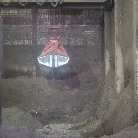 대체연료로 쓰이는 폐플라스틱,비닐 등이 잘게 분쇄돼 보관돼 있는 창고. 함종선 기자