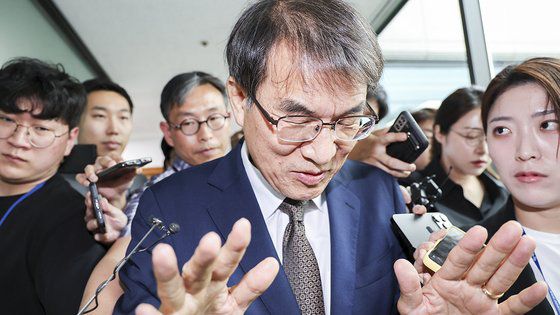 지난달 6일 오전 국회에서 열린 행정안전위원회 전체회의에서 박찬진 선관위 사무총장(오른쪽)과 송봉섭 사무차장이 질의를 받고 있다. 연합뉴스