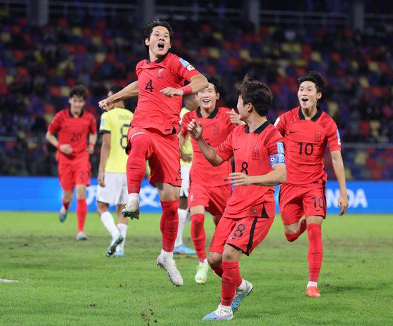 1일(현지시간) 오후 아르헨티나 산티아고 델 에스테로 스타디움에서 열린 2023 국제축구연맹(FIFA) 20세 이하(U-20) 월드컵 16강전 한국과 에콰도르의 후반전 경기에서 최석현이 세 번째 골을 넣은 뒤 기뻐하고 있다. 연합뉴스