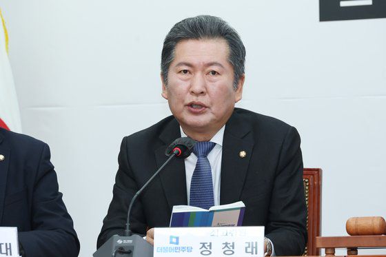 지난달 30일 국회 본회의에서 민주당 정청래 의원이 본인이 위원장인 과학기술정보방송통신위원장 사임의 건에 대한 이의를 제기하고 있다. 연합뉴스