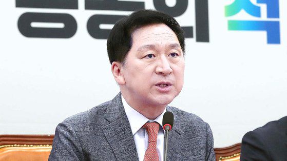 노태악 중앙선거관리위원장이 2일 과천 중앙선거관리위원회에서 열린 회의를 마치고 위원장실로 향하며 취재진의 질문을 받고 있다. 연합뉴스