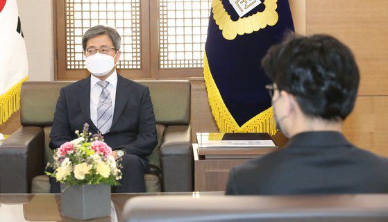 지난해 7월 대법관후보 추천위원회에 참석한 김명수 대법원장과 한동훈 법무부장관. 사진공동취재단