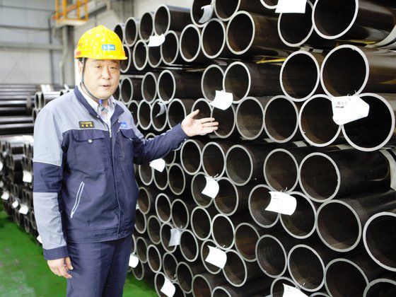 일진제강 촤병복 PCT사업부장(상무)가 이 회사 생산 제품들을 소개하고 있다. 소부장 경쟁력을 상징하는 생산거점 중 하나다. [사진 일진제강]