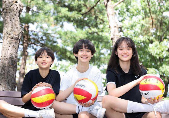 지난 4일 광주광역시 서구 염주근린공원에서 만난 광주체고 1학년 김민지, 광주체중 1학년 김민선, 광주 치평초 5학년 김민주 자매(오른쪽부터). 프리랜서 장정필