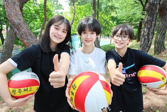 지난 4일 광주광역시 서구 염주근린공원에서 만난 광주체고 1학년 김민지, 광주체중 1학년 김민선, 광주 치평초 5학년 김민주 자매(왼쪽부터). 프리랜서 장정필
