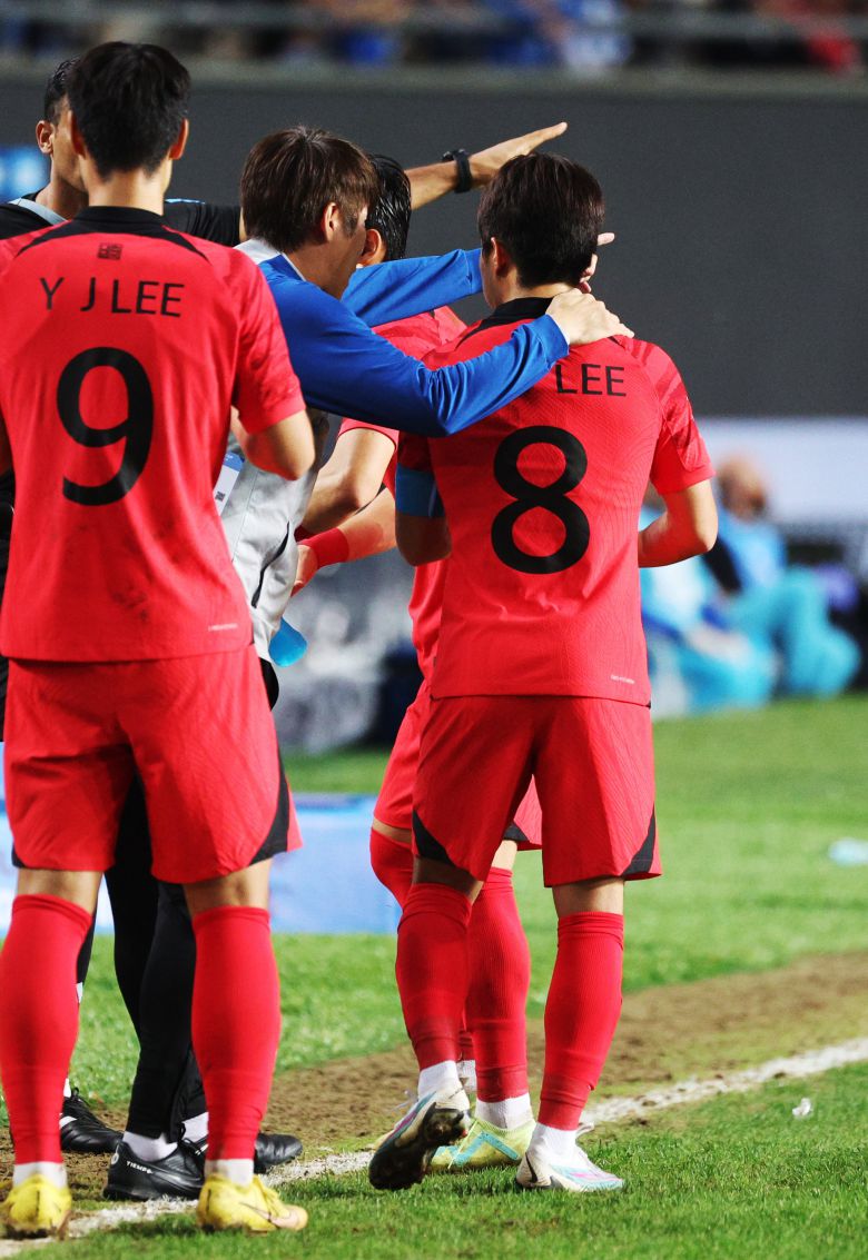 선수 시절 샤프라 불린 김은중(왼쪽). 중앙포토