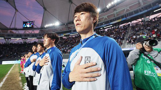 김은중 감독이 동점골을 넣은 이승원에게 지시하고 있다. 연합뉴스