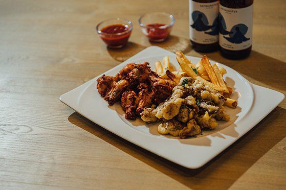 을지로 골뱅이 골목에 위치한 포포인츠바이 쉐라톤 명동이 낸 '치킨&골뱅이 튀김.' 사진 조선호텔앤리조트