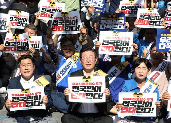 이재명 더불어민주당 대표가 3일 오후 부산 서면 쥬디스태화 앞에서 열린 후쿠시마 원전 오염수 방류 반대 영남권 규탄대회에서 참가자들과 손피켓을 들고 구호를 외치고 있다. 뉴스1