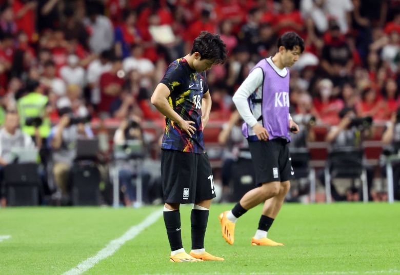 이강인이 페루전 패배 후 한참이나 고개를 숙이고 아쉬워했다. 뉴스1