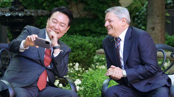 미국을 국빈 방문한 윤석열 대통령이 24일(현지시간) 방미 첫 일정으로 워싱턴DC 영빈관 접견실에서 글로벌기업 넷플릭스 최고 경영진 테드 서랜도스를 접견했다. 대통령실사진기자단