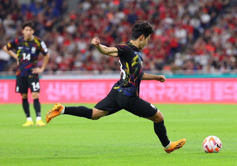 축구대표팀 이강인(가운데)이 지난 16일 부산에서 열린 페루와의 평가전에서 프리킥을 차고 있다. 연합뉴스