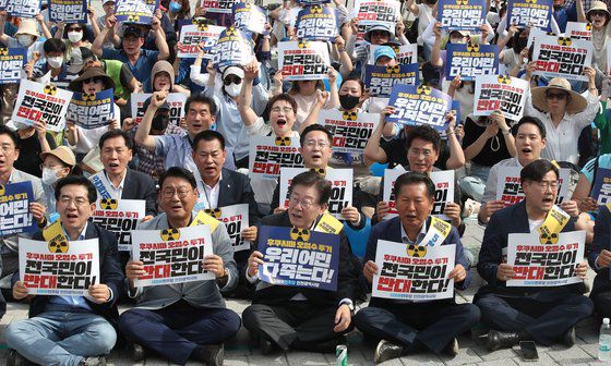 이재명 더불어민주당 대표, 정청래 최고위원 등 참석자들이 지난 17일 오후 인천 부평구 부평역 북부광장에서 열린 일본 후쿠시마 원전 오염수 해양투기 반대 인천 규탄대회에서 피켓을 들고 구호를 외치고 있다. 뉴스1