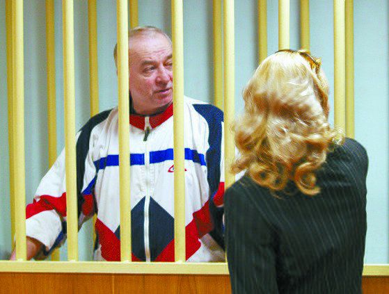 영국에서 알 수 없는 물질에 노출된 채 의식불명 상태로 발견된 전 러시아군 정보총국 대령 출신 세르게이 스크리팔이 지난 2006년 모스크바 법정에 출두할 때 모습. 타스=연합뉴스