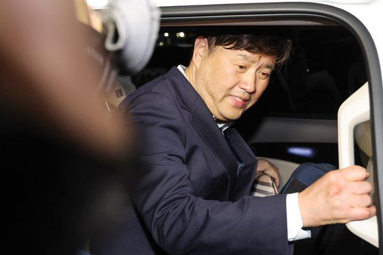 이재명 더불어민주당 대표의 대선 자금 명목으로 8억4700만원을 수수한 혐의로 구속 기소된 김용 전 민주연구원 부원장이 지난달 4일 보석으로 석방돼 서울구치소에서 나와 차량에 탑승하고 있다. 연합뉴스