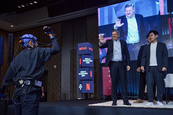 테드 서랜도스 넷플릭스 공동 최고경영자(CEO)가 22일 서울 종로구 포시즌즈 호텔에서 열린 '넷플릭스와 한국 콘텐츠 이야기' 간담회에 참석해 VFX(시각특수효과) 시연에 호응하고 있다. 넷플릭스 제공