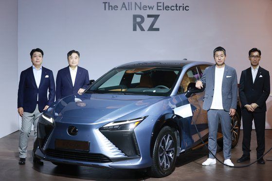 지난 21일 서울 송파구 롯데월드몰 월드파크에서 열린 렉서스 첫 전기차(BEV) 전용 모델 'RZ 450e' 출시 행사에서 오노 타카아키 렉서스 인터내셔널 RZ 수석 엔지니어(왼쪽부터), 콘야마 마나부 렉서스코리아 사장, 와타나베 타카시 렉서스 인터내셔널 사장, 카사이 요이치로 렉서스 인터내셔널 RX 부수석 엔지니어가 포즈를 취하고 있다. 연합뉴스