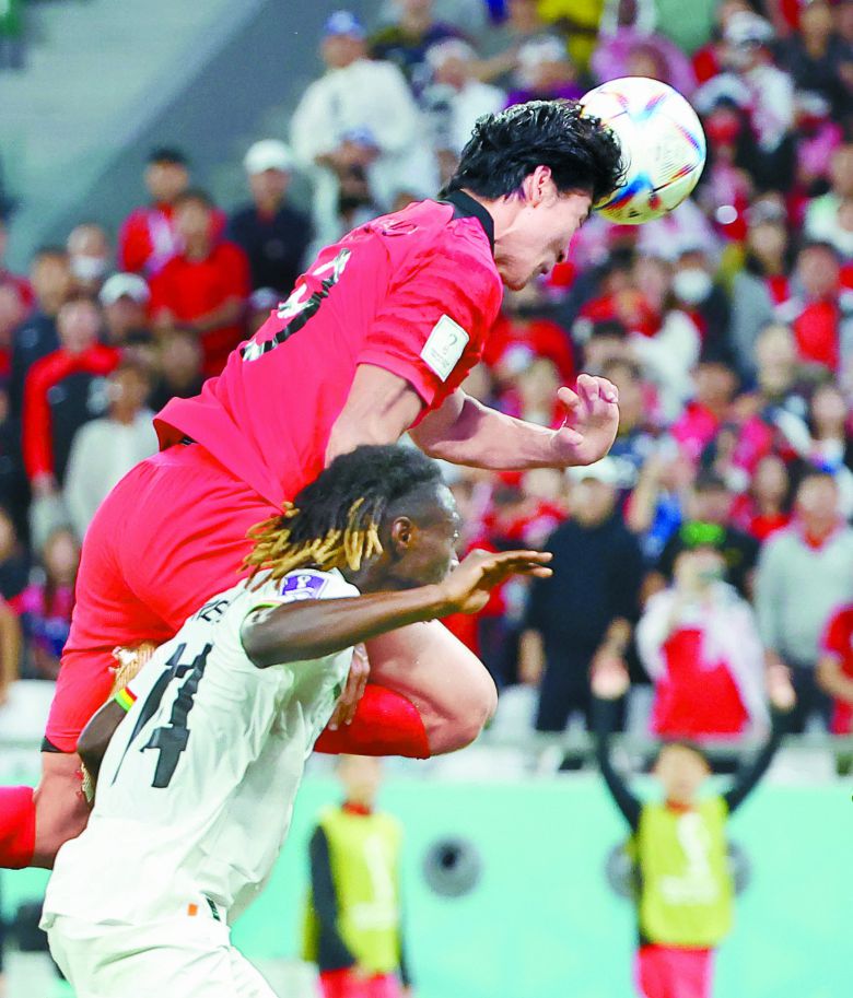 카타르월드컵 가나전에서 헤딩 동점골을 터트리는 조규성(왼쪽). 연합뉴스