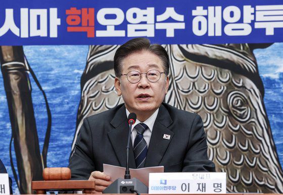 김두관 더불어민주당 의원, 최재관 민주당 여주양평지역위원장 등 참석자들이 10일 오후 서울 여의도 국회 소통관에서 '윤석열 김건희 고속도로 게이트' 국회의원· 시민단체 공동 기자회견을 갖고 국정조사를 촉구하고 있다. 뉴스1