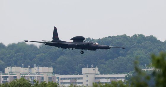 지난 5월 30일 오후 경기 평택시 주한미군 오산공군기지에서 U-2S 고고도정찰기가 임무를 마치고 착륙하고 있다.  뉴스1