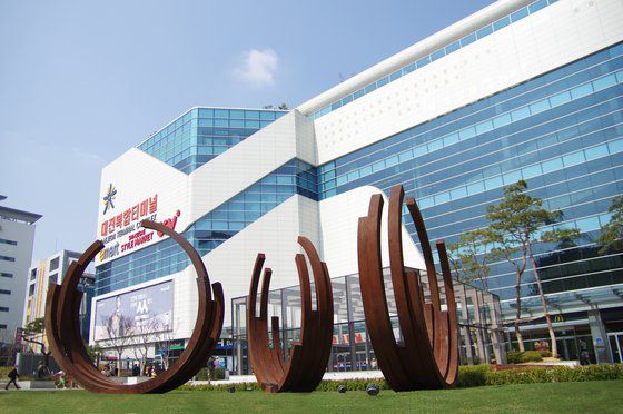 2015년 야외 조각광장에 설치된 베르나르브네의 철 조각 ‘선’. [사진 DTC]