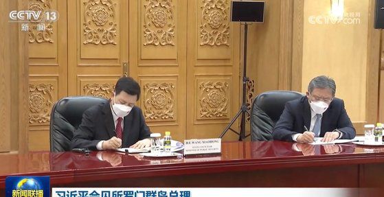 10일 베이징 인민대회당에서 열린 중국-솔로몬제도 정상회담에 왕샤오훙(왼쪽) 국무위원 겸 공안부장이 배석했다. 친강 외교부장은 이날 회담에 배석하지 않았다. CC-TV 캡쳐