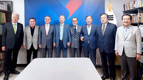 지난달 30일 서울 여의도 정대철 대한민국헌정회장의 개인 사무실에 여야 원로들이 모여 '11인 원로회'(가칭) 발족에 뜻을 모은 뒤 기념 촬영을 했다. 왼쪽부터 정의화ㆍ문희상ㆍ김형오 전 국회의장, 권노갑 더불어민주당 상임고문, 신영균 국민의힘 상임고문, 김원기 전 국회의장, 정대철 헌정회장, 정세균 전 국회의장. 원로회 멤버인 임채정ㆍ박희태ㆍ강창희 전 의장은 이날 개인 사정상 불참했다. 사진 11인 원로회