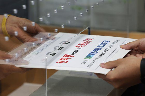 더불어민주당 경기도당 최재관 여주양평지역위원장과 여현정 양평군의원 등이 13일 서울-양평 고속도로 백지화 논란과 관련 원희룡 국토교통부 장관을 직권남용 혐의로 정부과천청사 내 고위공직자범죄수사처에 고발하고 있다. 연합뉴스