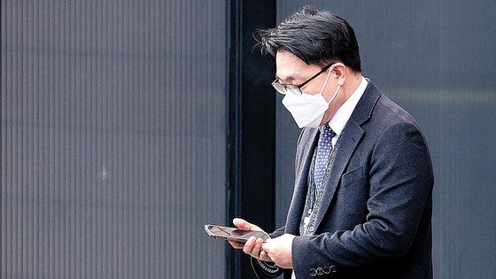공수처의 통신조회 의혹이 불거졌던 2021년 12월 당시, 김진욱 공수처장이 정부과천청사 공수처를 나서고 있다. 연합뉴스