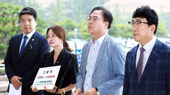 더불어민주당 경기도당 최재관 여주양평지역위원장(왼쪽 세 번째)과 여현정(왼쪽 두 번째), 최영보 양평군의원 등이 13일 오전 경기도 과천시 정부과천청사 고위공직자범죄수사처에 원희룡 국토교통부 장관을 직권남용죄로 고발하기 위해 도착, 입장을 밝히고 있다. 뉴스1