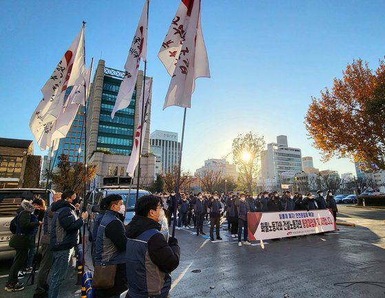 전국공무원노동조합 대구지역본부 조합원 등이 지난해 12월 5일 대구시청 동인청사 주차장에서 '점심시간 휴무제 반대하는 홍준표 시장 규탄 집회'를 열고 있다. 뉴스1
