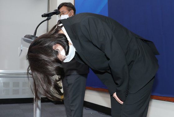 지난해 5월 12일 더불어민주당 박지현·윤호중 공동비상대책위원장이 서울 여의도 국회에서 성비위 사건으로 제명된 박완주 의원과 관련해 민주당의 입장을 밝히고 공식 사과하고 있다. 김성룡 기자