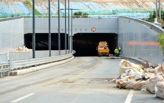 지하차도 침수사고로 많은 인명피해가 발생한 충북 청주시 오송 궁평 2지하차도 참사현장에서 19일 본격적인 합동 정밀감식을 앞두고 관계자들이 지하차도 내부를 정리하고 있다. 프리랜서 김성태