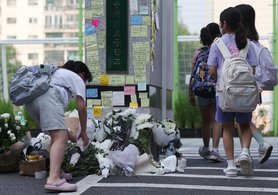20일 오전 서울 서초구 한 초등학교 앞에 추모 쪽지가 붙어 있다. 연합뉴스