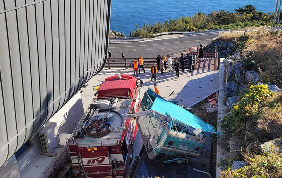 2021년 11월 28일 경남 통영시 욕지도에서 모노레일이 탈선해 탑승자 등 8명이 부상을 당했다. 출동한 119구조대가 탈선한 모노레일 주변에서 현장 조사를 하고 있다. [뉴스1]