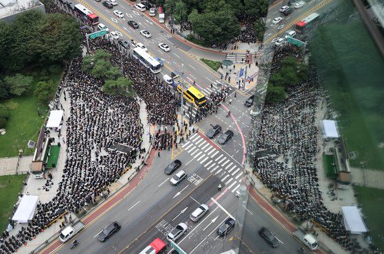 22일 오후 서울 종로구 보신각 앞에서 전국교사모임 주최로 열린 서초 서이초 교사 추모식 및 교사생존권을 위한 집회에서 참가자들이 교사 처우 개선 등을 촉구하고 있다. 뉴스1