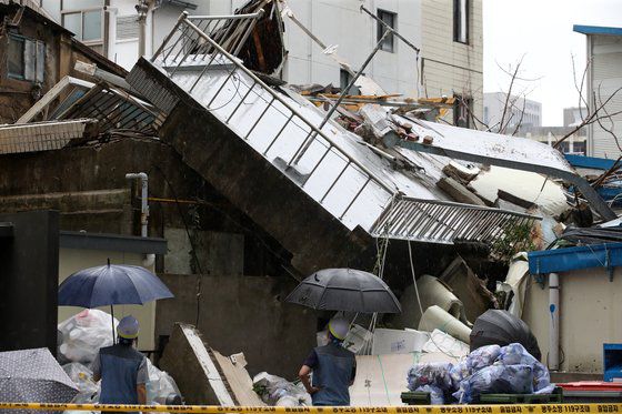24일 오전 5시 2분께 광주 동구 충장로의 한 빈 건물이 무너졌다. 연합뉴스