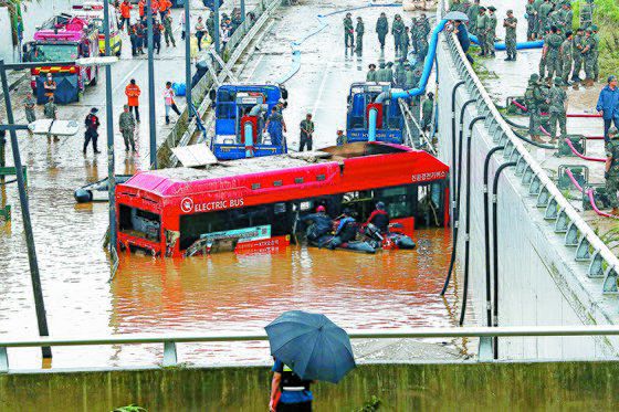 16일 미호천 제방 유실로 침수된 충북 청주시 오송읍 궁평2지하차도에서 군과 소방당국이 구조작업을 하고 있다. 뉴스1