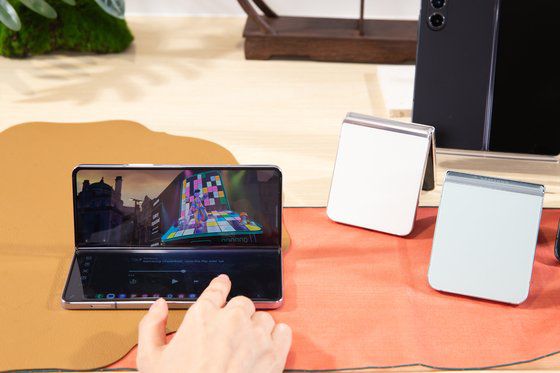 갤럭시Z플립5는 멀티 윈도우 기능을 지원해 게임을 하면서 유튜브 동영상을 보거나 메시지를 보낼 수 있다. 사진 삼성전자