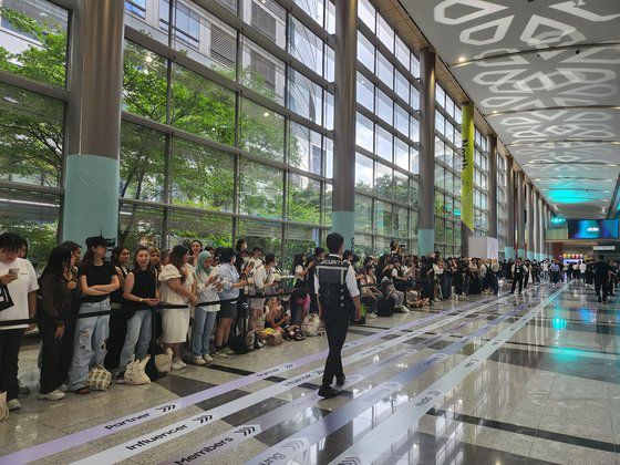 26일 오후 갤럭시 언팩 2023이 열리는 삼성동 코엑스에 K팝 팬들이 모여있는 모습. 박해리 기자