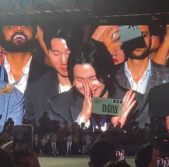 26일 삼성동 코엑스에서 열린 갤럭시 언팩 2023에 참석한 BTS 슈가가 웃으며 ‘D-DAY’라고 적힌 자신의 갤럭시 스마트폰을 들어보였다. 슈가는 갤럭시 엠버서더로 활동 중이다. 박해리 기자